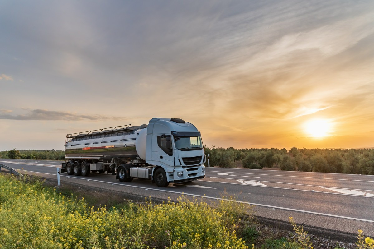 Jak zaplanować trasę przejazdu cysterną spożywczą?